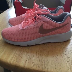 Nike Tennis shoes 7 youth